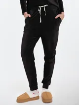 Pantalón de dormir de plush acanalado, con cintura elastizada y cordón ajustable. Presenta bolsillos laterales y puños elastizados en los tobillos.