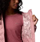 Campera técnica Columbia modelo Delta Ridge II, color rosado. Presenta construcción HeatSeal™ sin costuras, tecnología termorreflectante Omni-Heat™ y acabado repelente al agua Omni-Shield™. Incluye capucha, cierre frontal completo, bolsillos laterales con cremallera y protección en la barbilla.