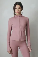 Campera deportiva de corte ajustado con cuello elevado, cierre frontal completo y mangas largas con abertura para el pulgar.