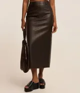 Pollera midi marrón de cuero sintético (PU) con trabillas en la cintura y abertura en la parte trasera.