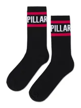 Medias largas de algodón color negro, con diseño de franjas rojas y el nombre de la marca en blanco en la parte superior.