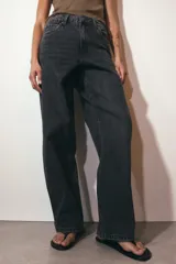 Jeans de tiro medio con corte relaxed fit y balloon leg, color azul denim. Cuenta con cintura con trabillas, cinco bolsillos y cierre frontal con cremallera y botón. Modelo ZARA WOMAN COLLECTION.