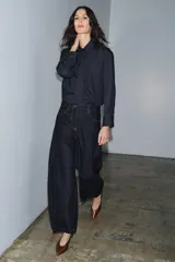 Jeans de tiro medio con corte balloon leg y largo al tobillo. Presenta diseño de cinco bolsillos, cintura con trabillas y cierre frontal con cremallera y botón metálico.