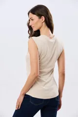 Musculosa de algodón color beige, de corte clásico con cuello redondo y diseño liso.