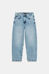 Pantalón de jean tiro medio con diseño barrel, caracterizado por su pernera holgada que se estrecha hacia el tobillo. Presenta cinco bolsillos, cierre frontal con cremallera y botón, y detalle de raya planchada en el frente.