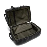 Mochila de viaje color negro con diseño minimalista, cuenta con correas de compresión laterales, compartimentos internos amplios, espalda y correas acolchadas para mayor comodidad.