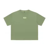 Remera de corte oversize color verde, con estampa gráfica en la espalda que incluye el logo de la marca y un diseño de globo terráqueo.