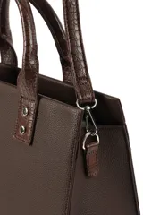 Bolso de mano tipo tote de diseño cuadrado, confeccionado en cuero sintético con textura granulada. Presenta asas superiores con detalle de textura efecto reptil y herrajes metálicos plateados.