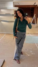 Pantalón cargo colorado de tela brillante con elástico en la cintura y bolsillos con solapa.