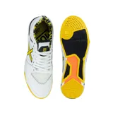 Championes de fútbol sala Munich modelo Prisma 31, color blanco con detalles en amarillo y negro. Presentan una estructura reforzada con malla transpirable y suela de goma diseñada para superficies de interior.