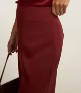 Pantalón pantalona femenina confeccionada en crepé, con cintura ancha, cremallera lateral y pences en la parte trasera.