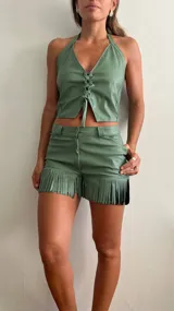 Short verde con flecos en el ruedo, tiro alto y corte ajustado.