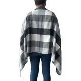 Bufanda rectangular de tejido afelpado con diseño de cuadros en tonos rosado, gris y beige. Presenta terminaciones con flecos en los extremos.