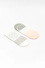 Par de medias invisibles cortas, con diseño estampado de lunares, rayas y bloques de color en tonos blanco, gris y rosado.