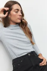 Polera de tejido de punto color rojo con cuello alto.