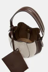 Bolso tipo saca con diseño estructurado, confeccionado en una combinación de tejido de lana en tono beige y laterales de cuero sintético marrón. Presenta costuras decorativas verticales, asa de mano superior y una correa bandolera extraíble con detalle de franjas. Cuenta con cierre mediante botón imantado.