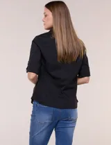 Camisa roja de poplín de algodón, de silueta semi entallada con cuello camisero y escote en V. Cuenta con cierre frontal de botones metálicos, bolsillos plaqué en el pecho y mangas 3/4 arremangables con presilla y argolla metálica.