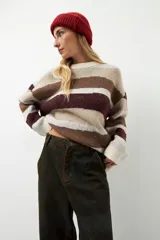 Jean celeste de tiro bajo, corte baggy y estilo urbano.