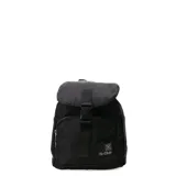 Mochila urbana de color negro, confeccionada en material sintético resistente. Presenta un compartimento principal con solapa y cierre de hebilla, además de un bolsillo frontal con cierre. Incluye un parche decorativo con el logo de la marca en la parte inferior.
