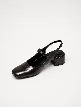 Zapatos tipo Mary Jane color negro con textura efecto cocodrilo, diseño destalonado, puntera cuadrada y taco ancho.