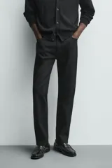 Jeans de corte slim fit en color azul oscuro, con diseño de cinco bolsillos, cierre frontal con cremallera y botón, y tejido ligeramente elástico.