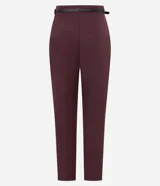 Pantalón de vestir color verde oliva, corte carrot (holgado en cadera y ajustado en tobillo), tiro alto y pinzas frontales. Incluye un cinturón fino negro con hebilla metálica.