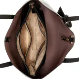 Cartera tipo tote Guess modelo Brenton, color negro con textura granulada. Incluye un sobre pequeño desmontable y un neceser interior a juego, ambos con logo de la marca en letras metálicas doradas.