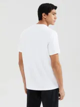 Camiseta de manga corta azul marino con cuello en V y logo bordado en el pecho.