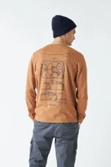 Remera de manga larga azul marino con estampado en la espalda de un tocadiscos y otros diagramas técnicos en color blanco.