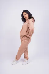 Canguro blanco con capucha, bolsillos laterales y logo pequeño bordado en negro en el pecho.