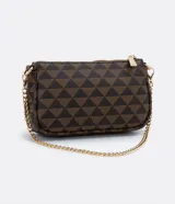 Bolso bandolera rectangular de poliuretano color marrón con estampado de triángulos y correa de cadena dorada.