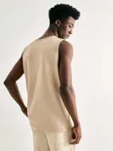 Musculosa de hombre color beige, de corte clásico y sin mangas, con pequeño estampado tipográfico en el pecho.
