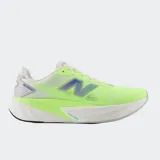 Championes de running New Balance modelo FuelCell Rebel v5, color verde neón con detalles en blanco y azul. Presentan una mediasuela con tecnología FuelCell de espuma PEBA para mayor retorno de energía y amortiguación, y una parte superior FANTOMFIT de diseño sin costuras para un ajuste óptimo.