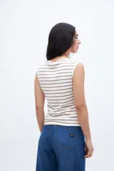 Musculosa blanca con rayas horizontales negras, escote en V y ribete negro en cuello y sisas.