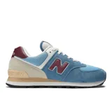 Championes urbanos New Balance modelo 574, con diseño híbrido para asfalto y trail. Presentan una combinación de tonos celestes, azules, beige y detalles en bordó, confeccionados en gamuza y malla, con el logotipo "N" característico en los laterales y entresuela ENCAP.