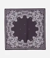 Pañuelo cuadrado de poliéster con estampa paisley en tonos oscuros y blancos, de caída ligera y diseño versátil.