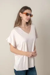 Remera azul marino con escote en V y mangas cortas.