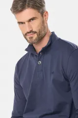 Remera de manga larga tipo buzo liviano, confeccionada en tejido jersey color gris melange. Presenta cuello mao con tapeta de tres botones y puños en rib.