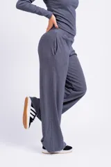 Pantalón palazzo blanco de corte amplio con cintura elástica.