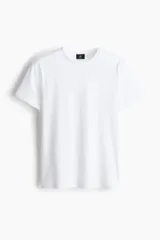 Remera blanca de algodón, corte slim fit, con cuello redondo ribeteado y bajo recto.