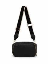 Bandolera negra de cuero sintético con cierre principal y herrajes dorados. Incluye una correa ancha regulable combinada en color negro y beige con detalles en cuero.