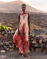 Vestido largo y fluido de seda lurex con estampado estilo pañuelo, cuello halter con lazo y diseño sin mangas.