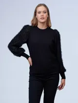 Buzo de hilado fino marca Zac & Rachel, color negro, con cuello a la base y mangas largas de gasa con bordado desflecado de textura shaggy.