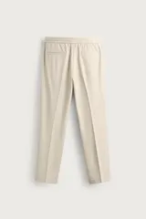 Pantalón regular fit color negro de tejido con viscosa, con cintura elástica ajustable con cordón, bolsillos frontales y traseros.