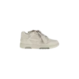 Championes Off-White modelo Out Of Office en color beige, con diseño de caña baja, pasadores frontales, suela gruesa y el característico emblema de flechas en el lateral.