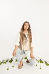 Sandalia de cuero color beige con tiras finas y taco de madera.