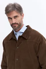 Campera de pana color azul marino con textura acanalada, cierre frontal con botones a presión, cuello clásico y ajuste regular.