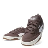 Championes urbanos Puma modelo Park Lifestyle Street, de diseño inspirado en el skate. Presentan una estructura en color negro con detalles en blanco, combinando materiales sintéticos con superposiciones de gamuza. Cuentan con suela de goma texturizada y cordones gruesos.