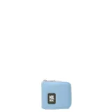 Billetera compacta de tela color celeste, con cierre perimetral y parche frontal con logo de la marca.