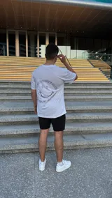 Remera blanca de algodón con estampado en la espalda con la frase "Everything's Nice" y un smiley face.